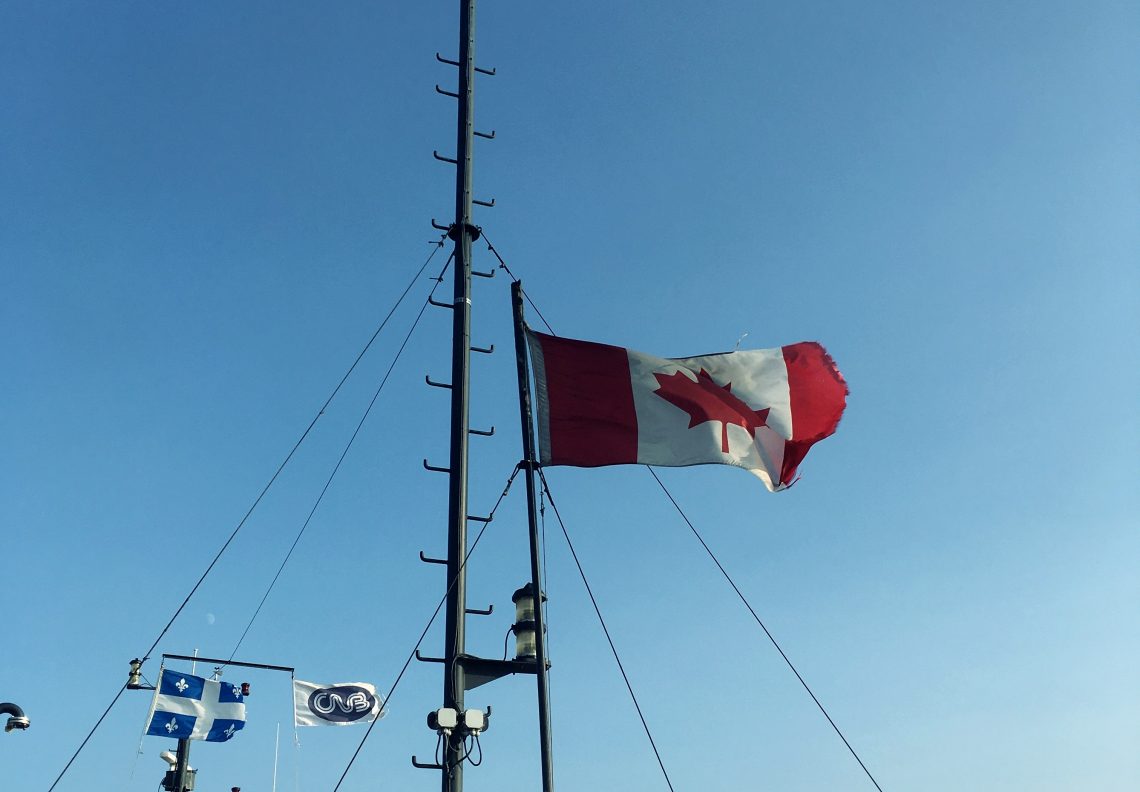 Drapeau du Canada qui flotte au vent