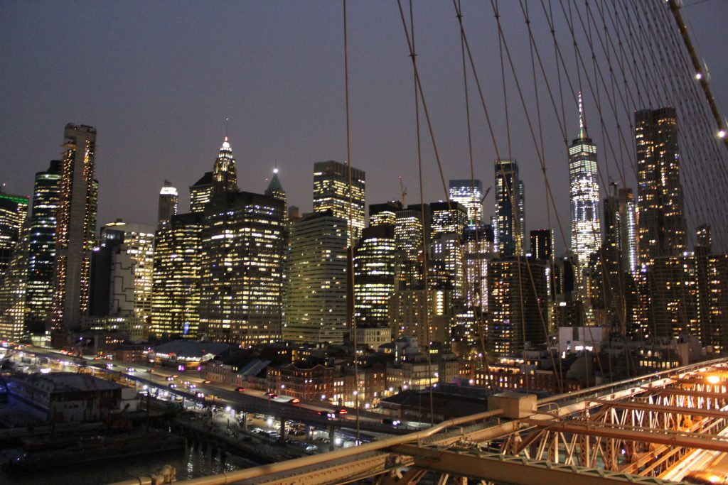 Skyline illuminée de Manhattan depuis le pont de Brooklyn la nuit