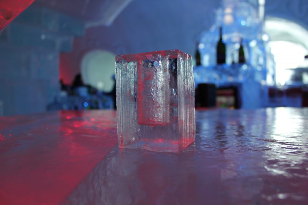 Un verre en glace au bar de l'hôtel de glace à Québec