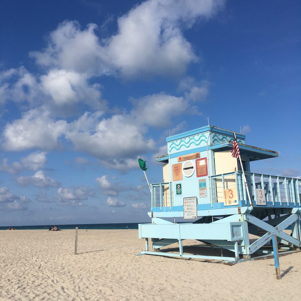 cabane typique turquoise de maitre nageur miami beach