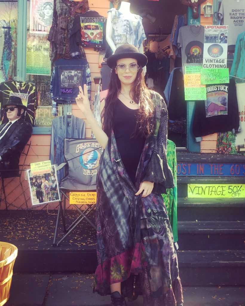 Hippie en habit Janis Joplin à Woodstock