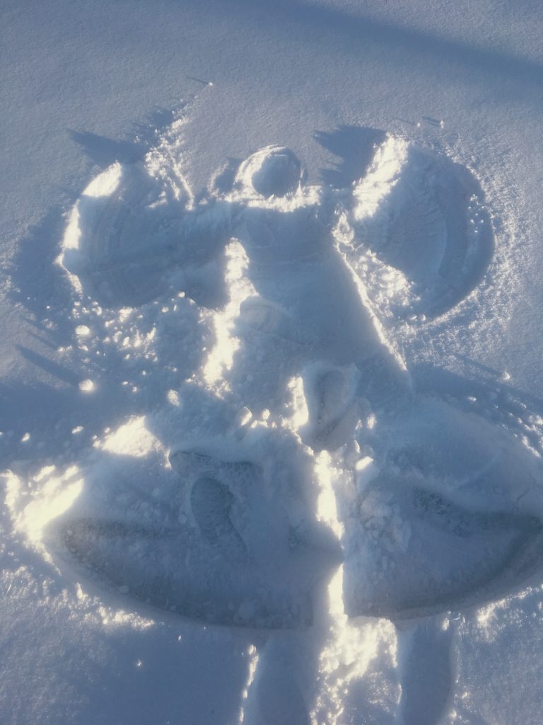 Faire un ange dans la neige à Montréal