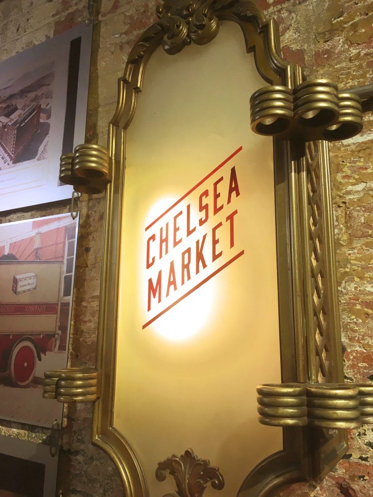 Une affiche dorée vintage de chelsea market