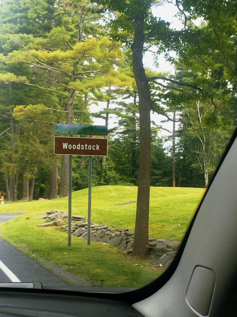Le panneau de la ville de Woodstock