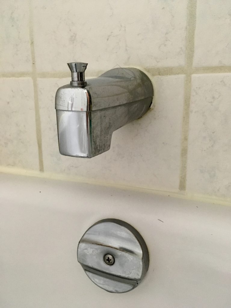 Le système américain et canadien de robinet d'arrivée d'eau dans une baignoire