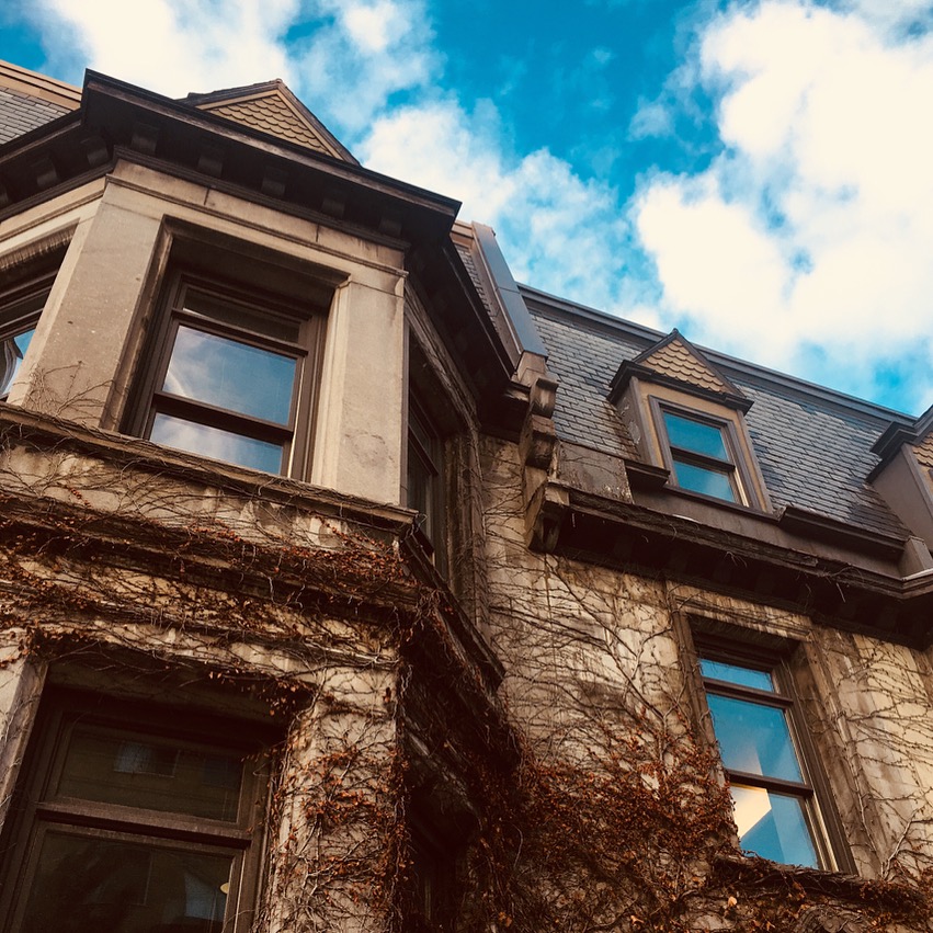 Une façade d'un appartement gothique avec le ciel bleu à Mc Gill