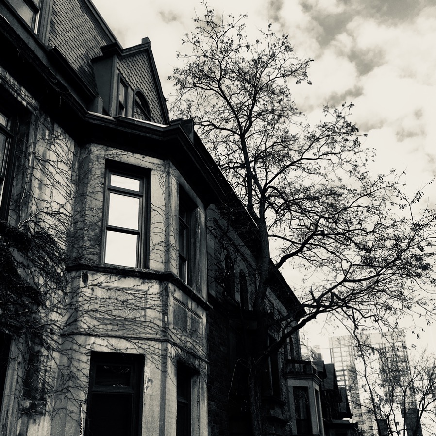 Une façade d'un appartement gothique en noir et blanc à Mc Gill