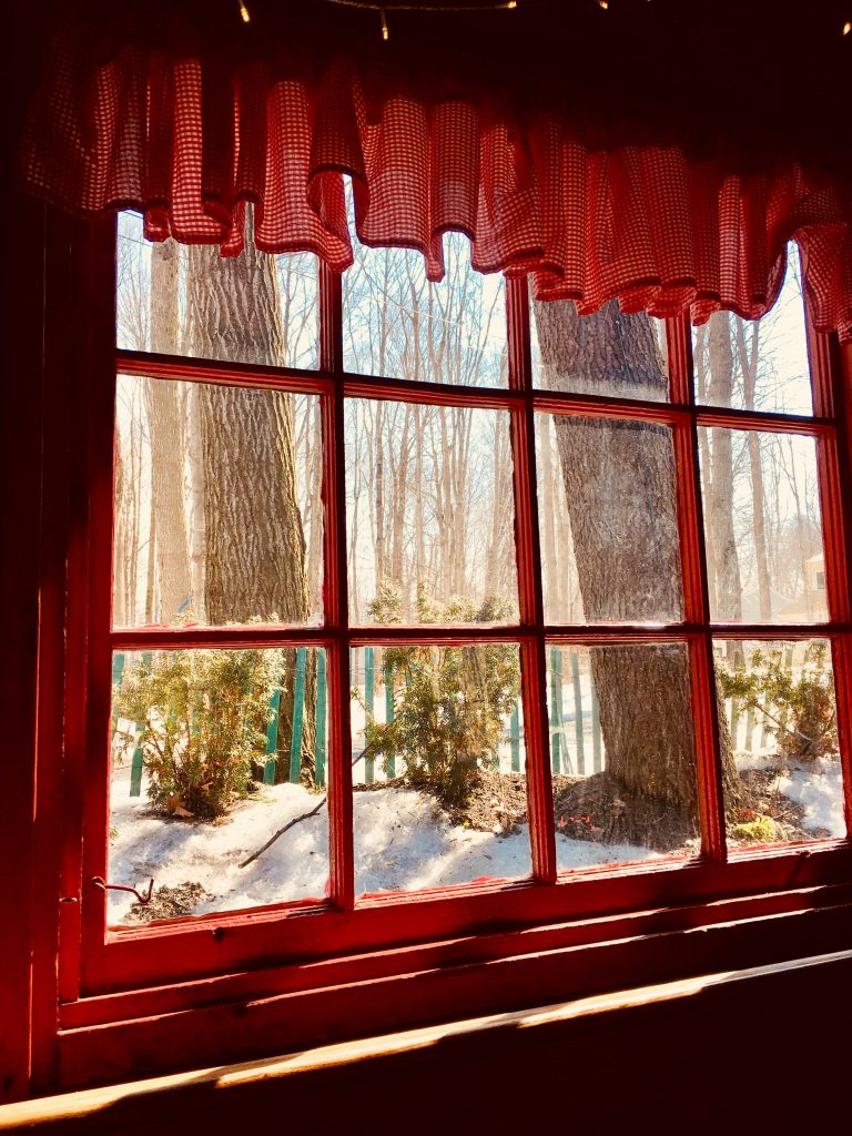 fenêtre ensoleillée dans une cabane à sucre