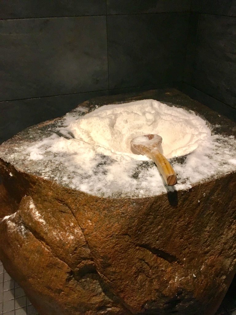 Un tas de sel pour gommer la peau avec le bain vapeur au Spa nordique strom de mont saint hilaire