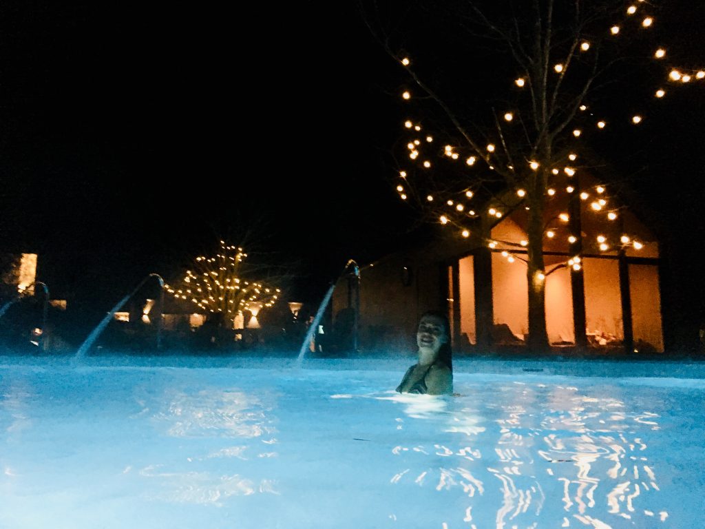 Jeune femme qui se baigne dans la piscine chauffée spa nordique strom de mont saint hilaire