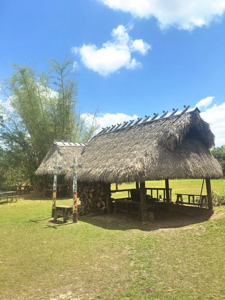 Petite hutte en paille sur un village miccosukee indien dans les everglades en floride