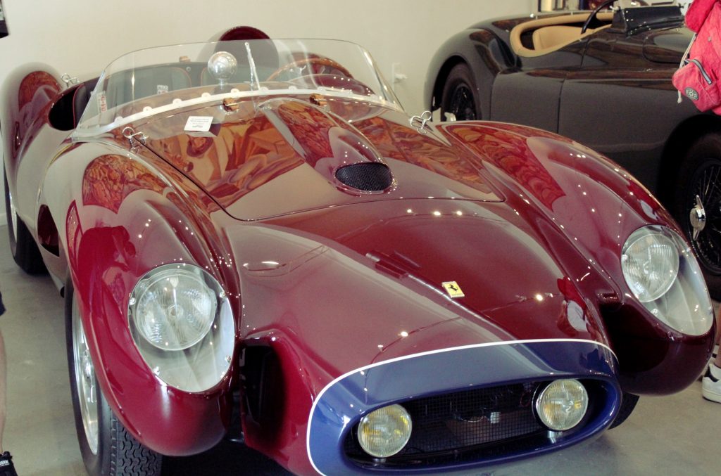 jolie voiture vintage ancienne rouge à Miami