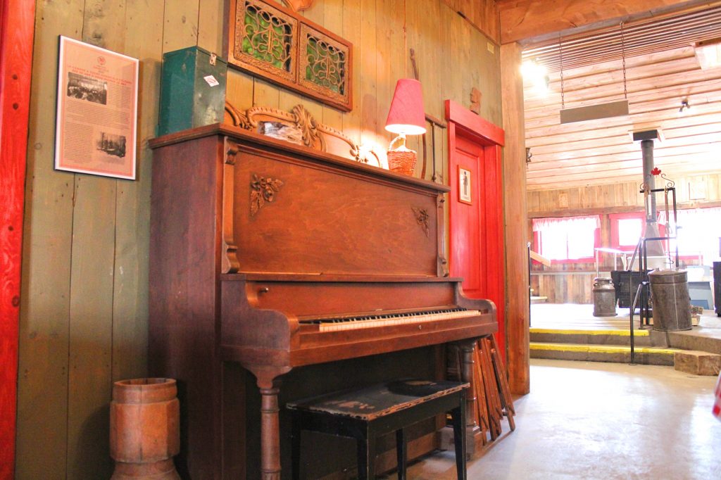 un piano ancien à l'intérieur d'une cabane à sucre québécoise