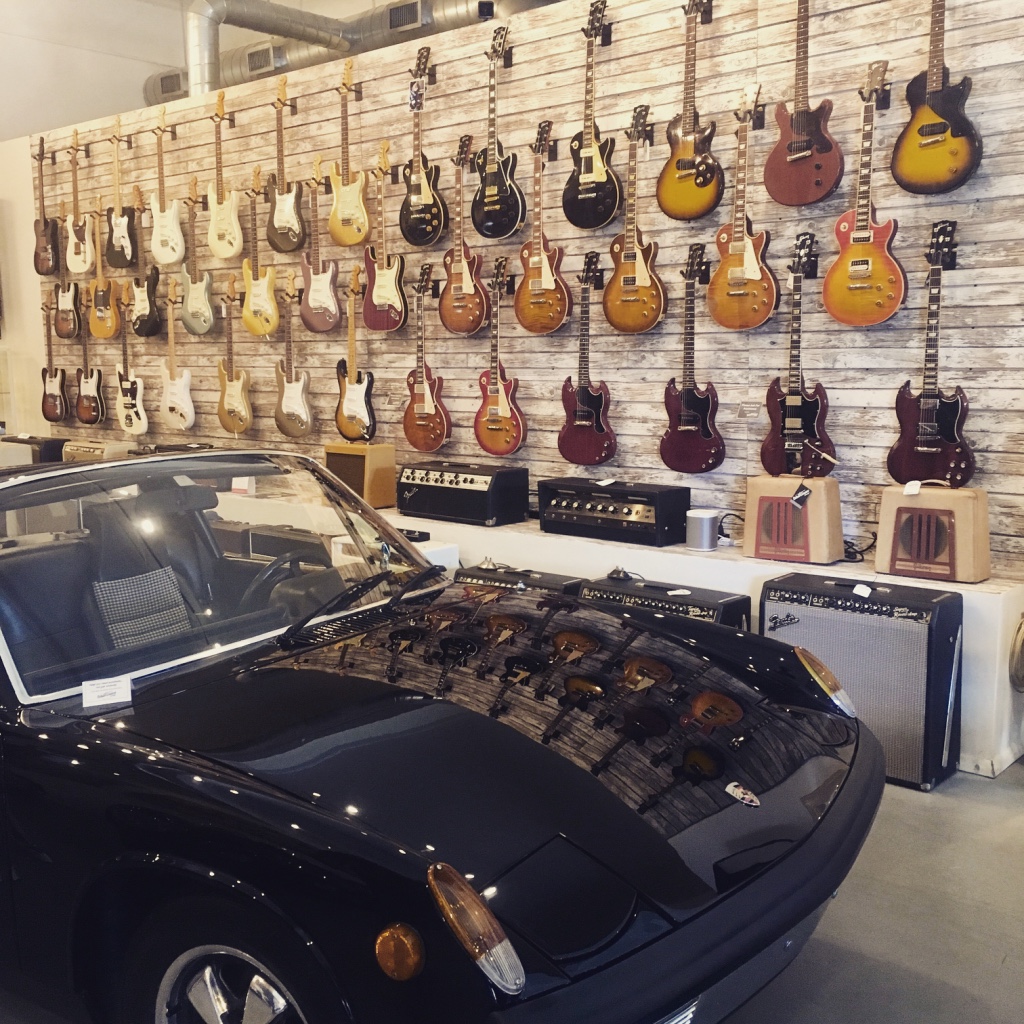 guitares et voiture vintage à Miami Floride boutique Walt Grace Vintage