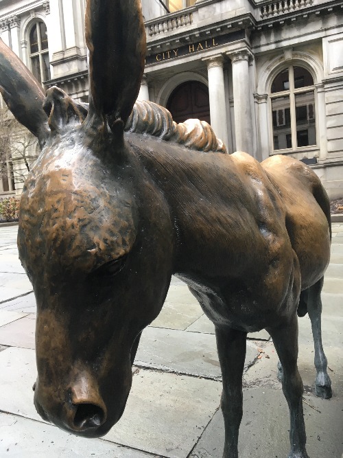 Statue d'un âne représentant le parti démocrate à Boston sur le chemin du freedom trail