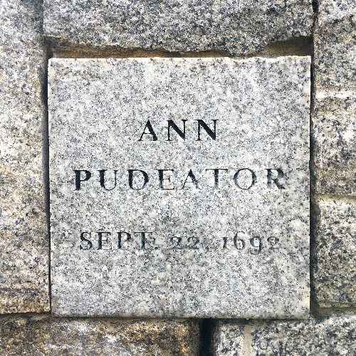 plaque commémorative de ann pudeator pendue à salem le 22 septembre 1692