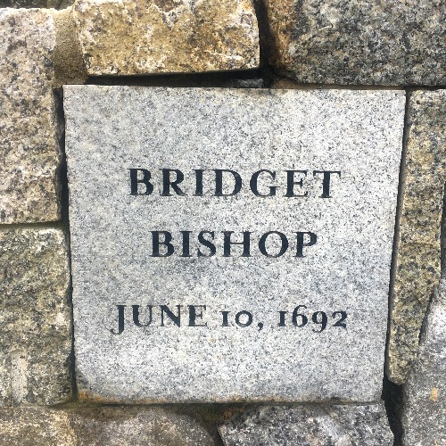 plaque commémorative de bridget bishop pendue à salem le 10 juin 1692