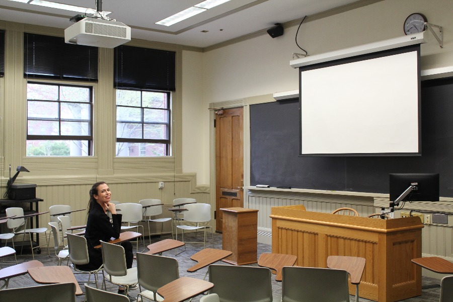 Jeune femme assise dans une salle de cours à Harvard