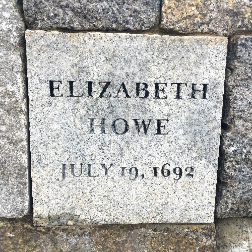 plaque commémorative de elisabeth howe pendue à salem le 19 juillet 1692