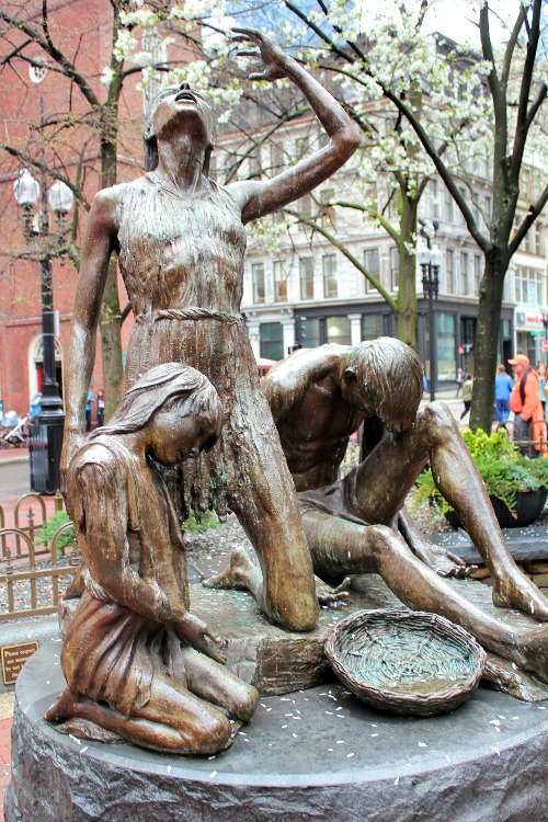 La statue représentant une famille en famine The Boston Irish Famine Memorial