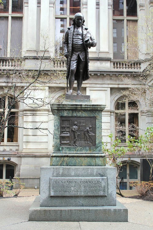 Statue de Benjamin franklin dans la School Street sur le chemin du freedom trail