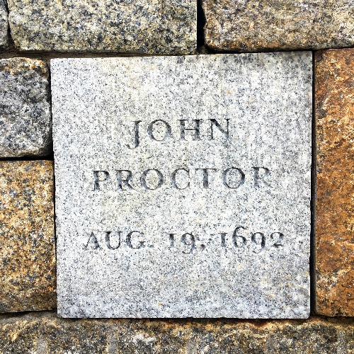 plaque commémorative de john proctor pendue à salem le 19 août 1692