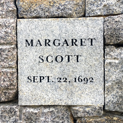 plaque commémorative de margaret scott pendue à salem le 22 septembre 1692