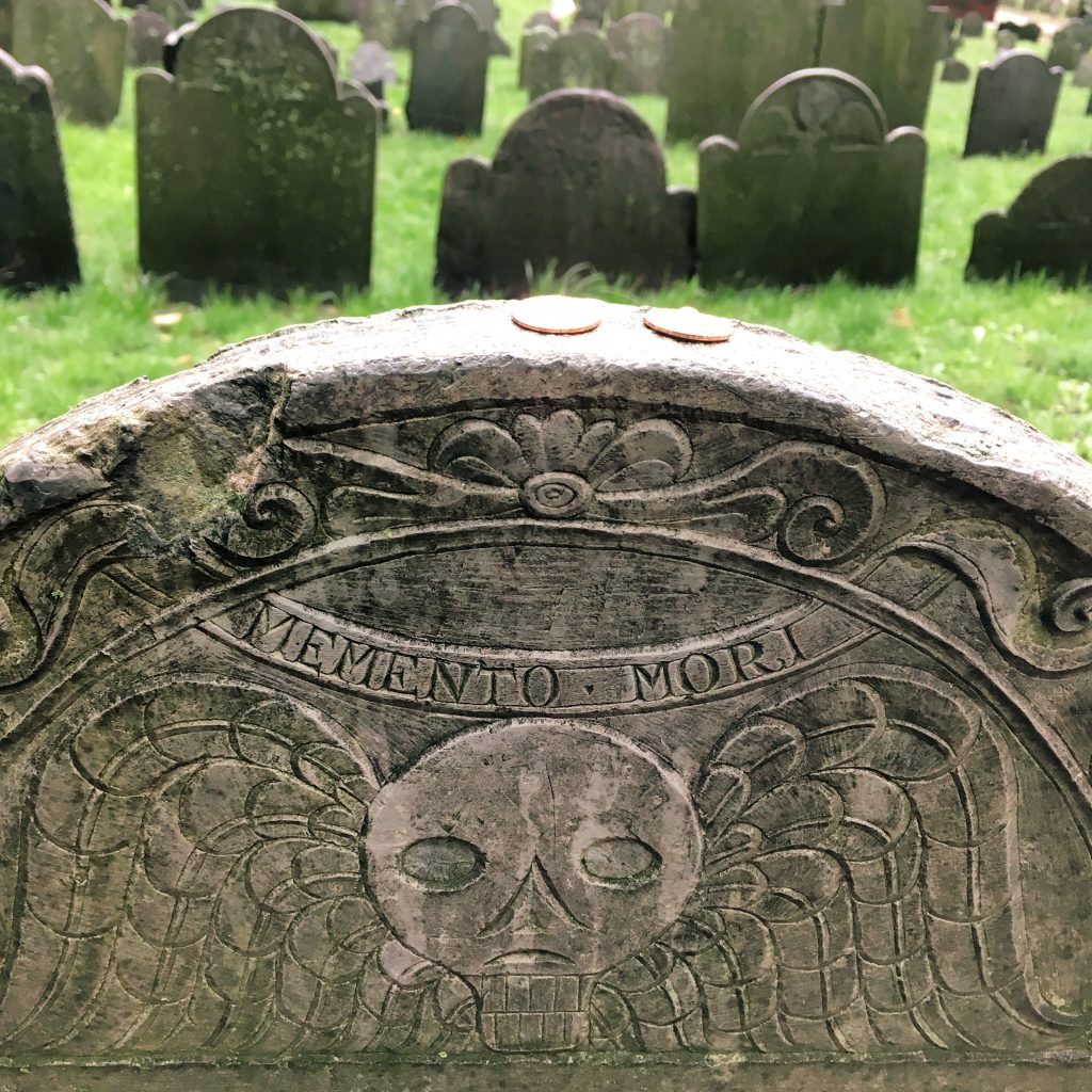 inscription memento-mori sur une tombe au cimetière Granary Burying Ground à Boston sur le freedom trail