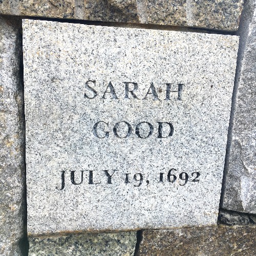 plaque commémorative de sarah good pendue à salem le 19 juillet 1692