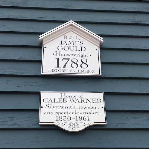 Une pancarte sur une façade d'une habitation de salem indiquant le métier du propriétaire
