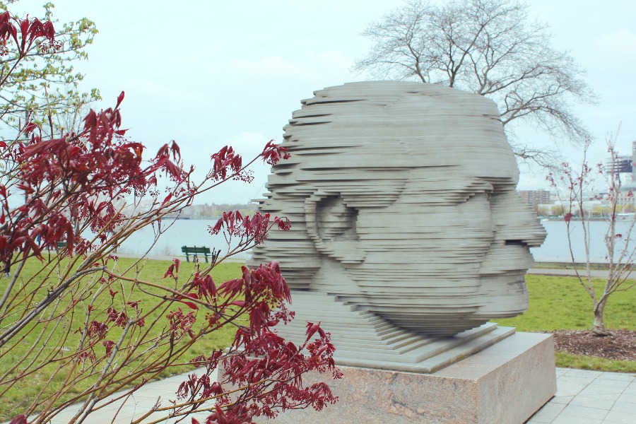 statue en 3D du musicien Arthur Fiedler sur l'esplanade au bord de la charles river