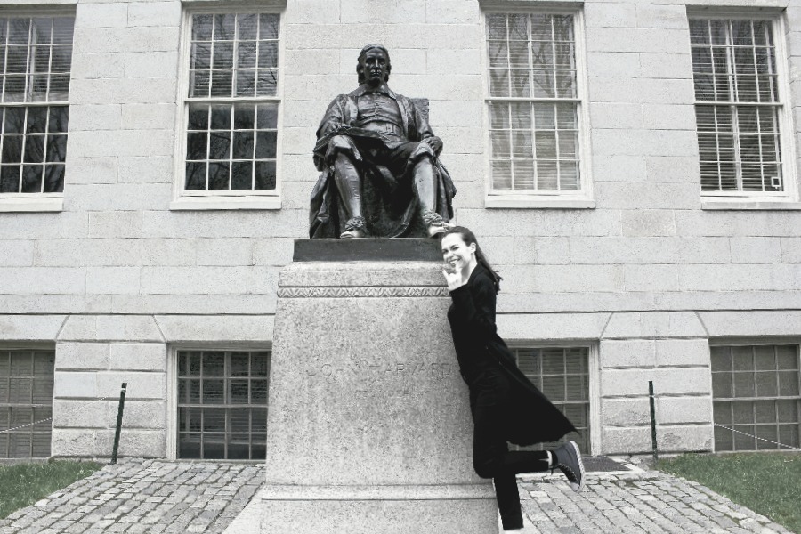 Toucher le pied de la statue de John Harvard