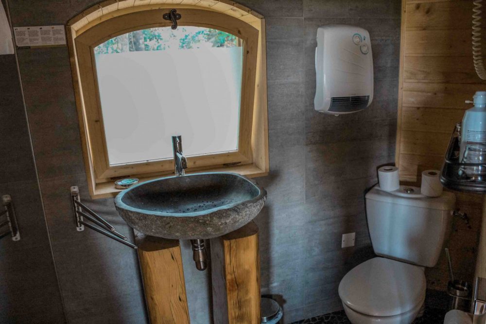 la salle de bain en pierre des cabanes dans les bois à carcassonne