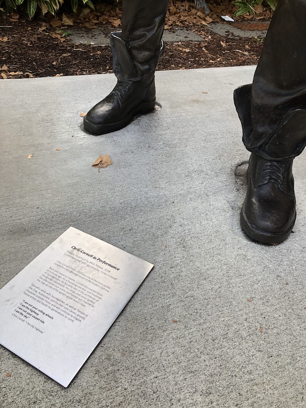 chaussures chris cornell statue seattle