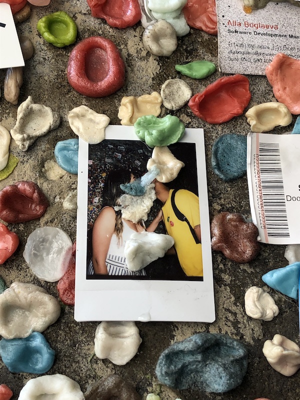 polaroid recouvert chewing gum gum wall seattle