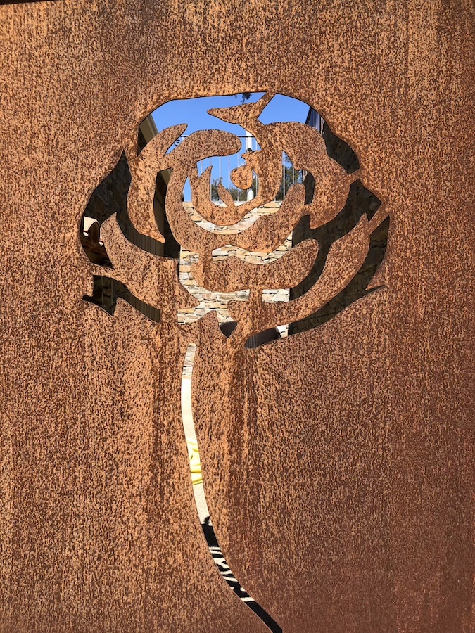 Detail rose gravée rosa de caldane