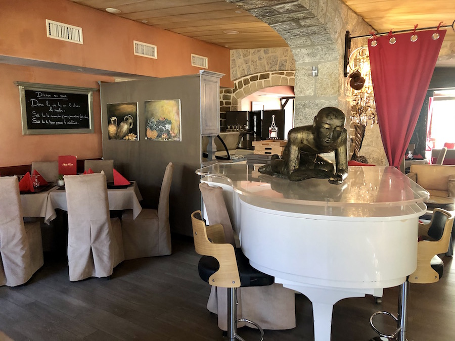 salle de restaurant piano à queue rosa de caldane